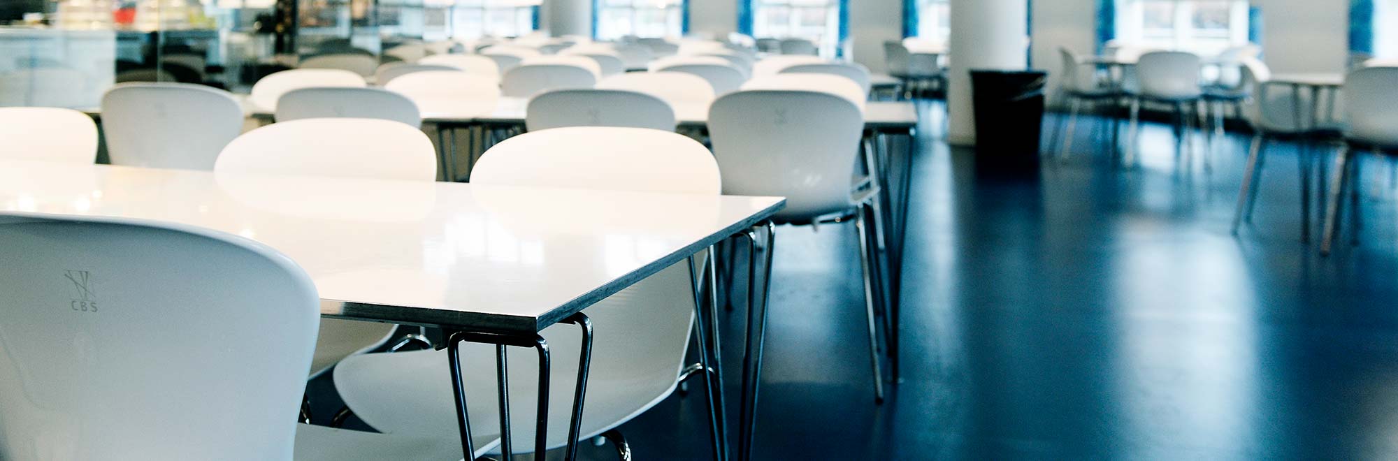 Dalgas Have canteen with tables and chairs