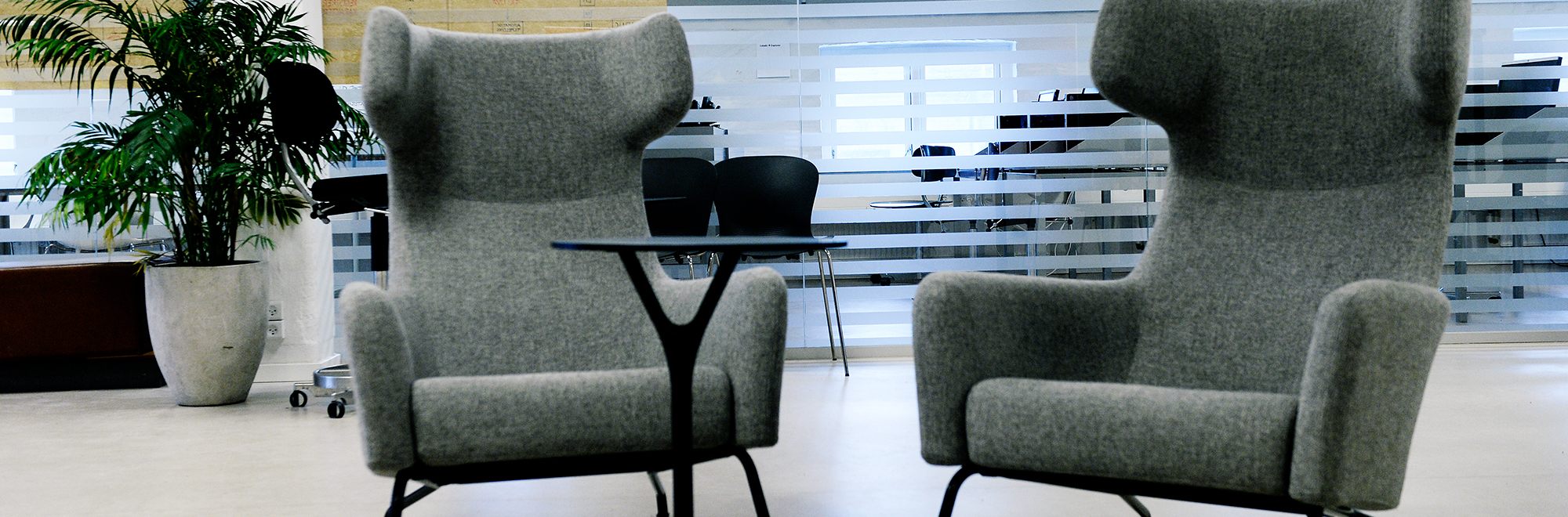 Porcelænshaven inside armchairs and a small table